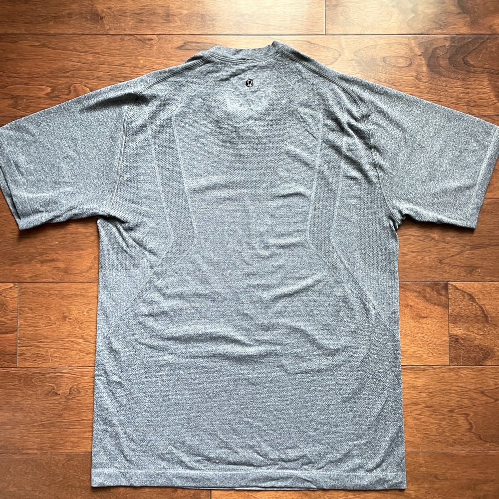 Men’s Lululemon Eat Drink Sweat Repeat Vent Tee size small